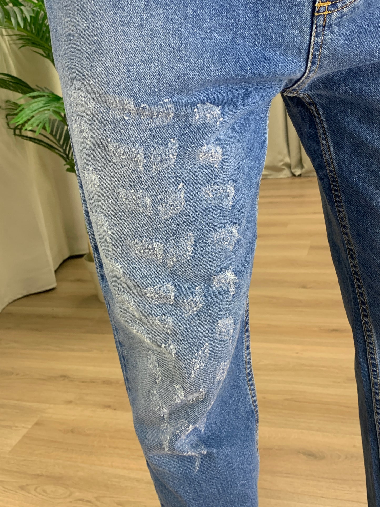 Jeans con Abrasioni Multiple Tamponate col. Denim