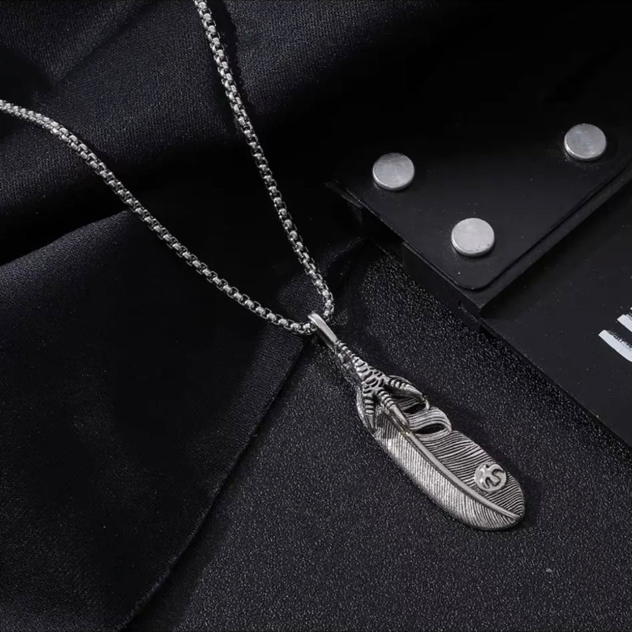 Collana con Pendente Piuma e Artigli in Acciaio Inossidabile col. Silver