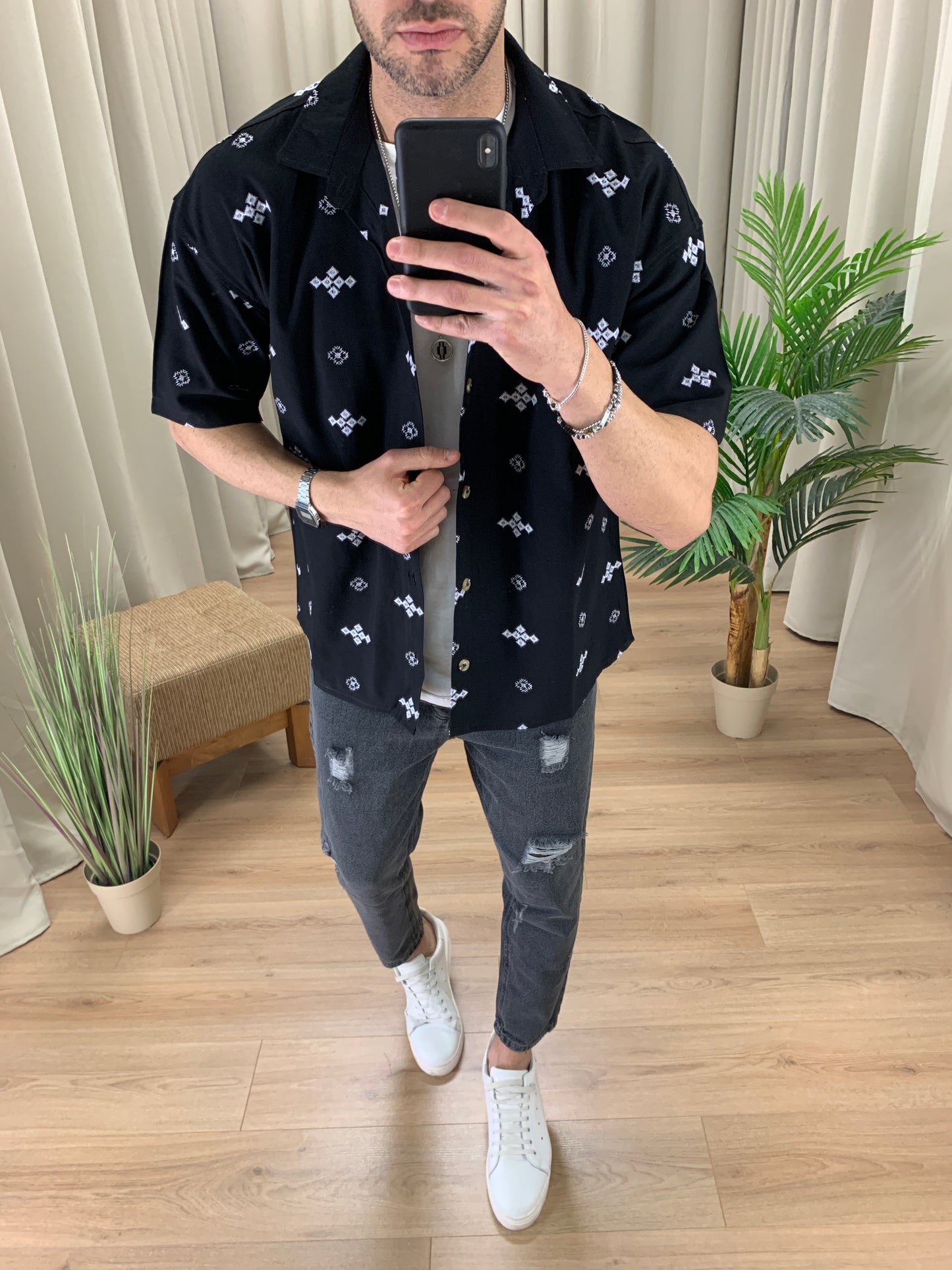 Camicia Dark Etnio con ricami a contrasto col. Nero