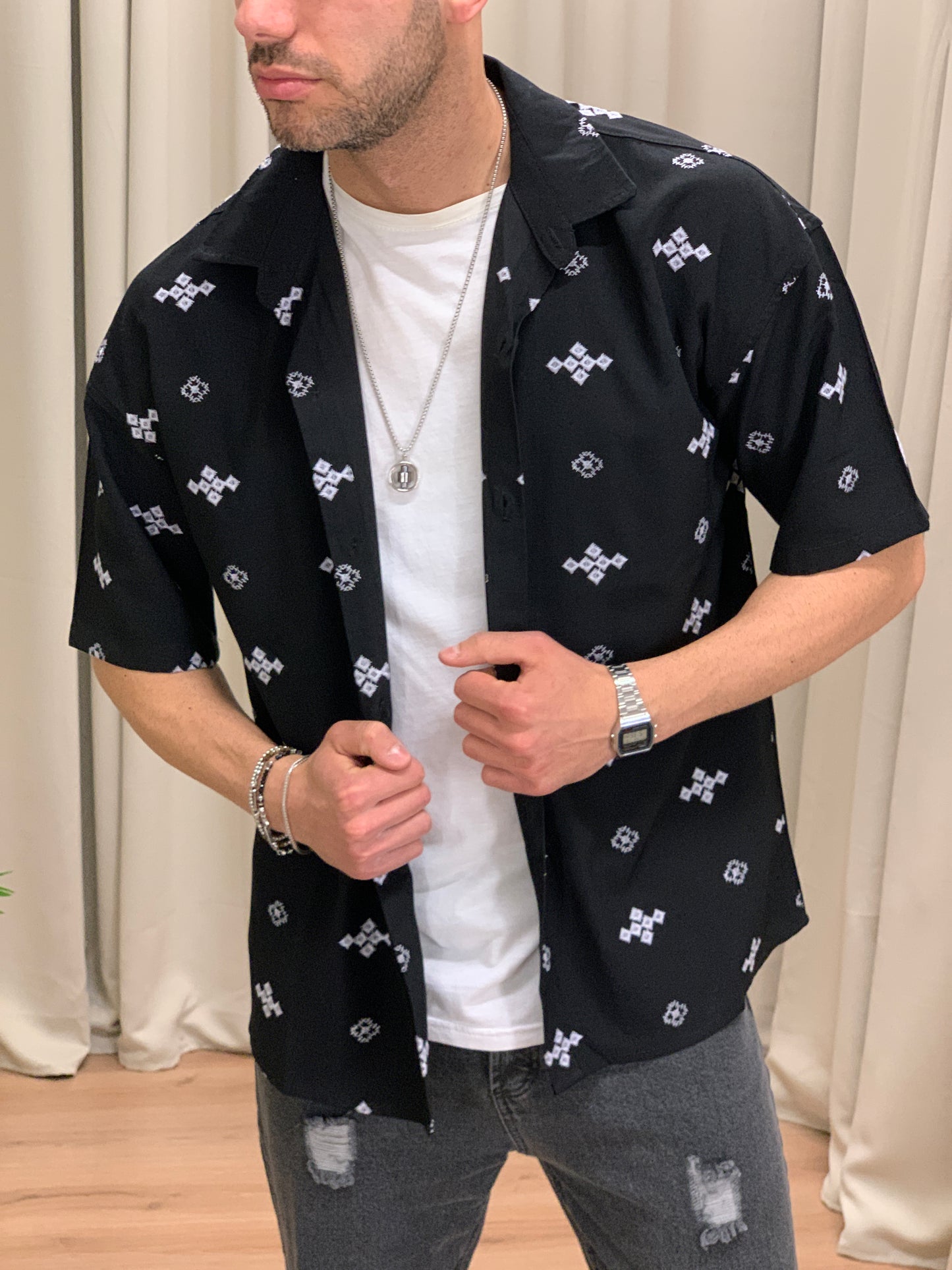 Camicia Dark Etnio con ricami a contrasto col. Nero