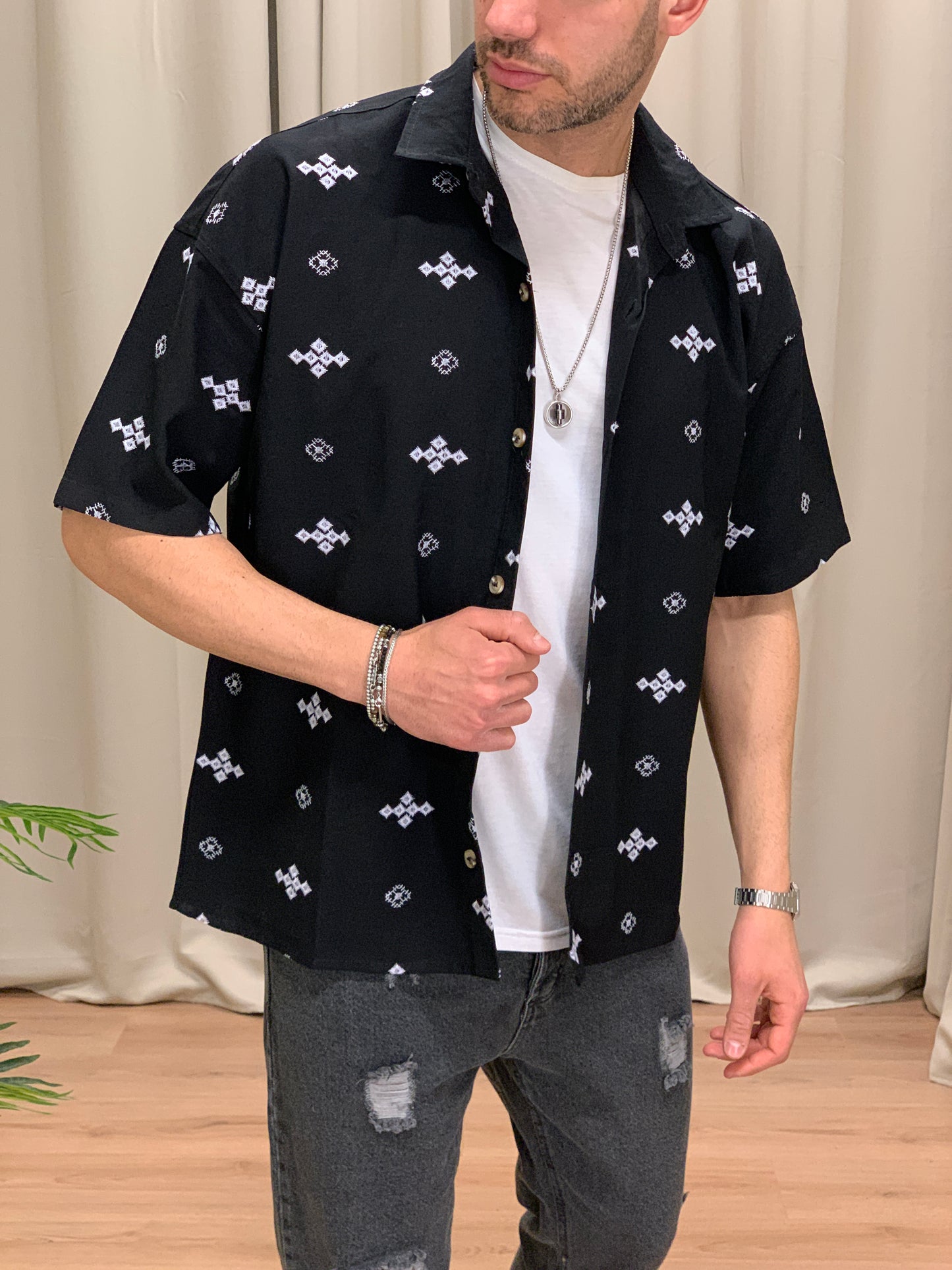 Camicia Dark Etnio con ricami a contrasto col. Nero