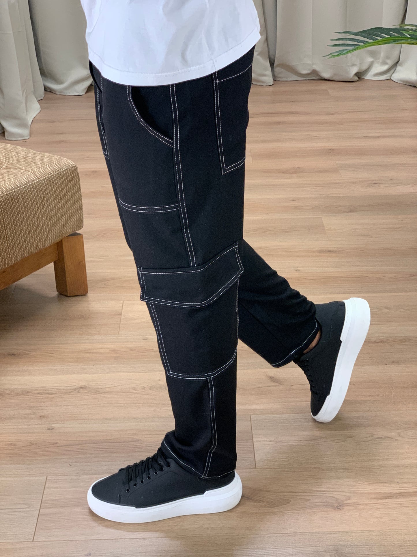 Pantalone Cargo con Cuciture a Contrasto col. Nero