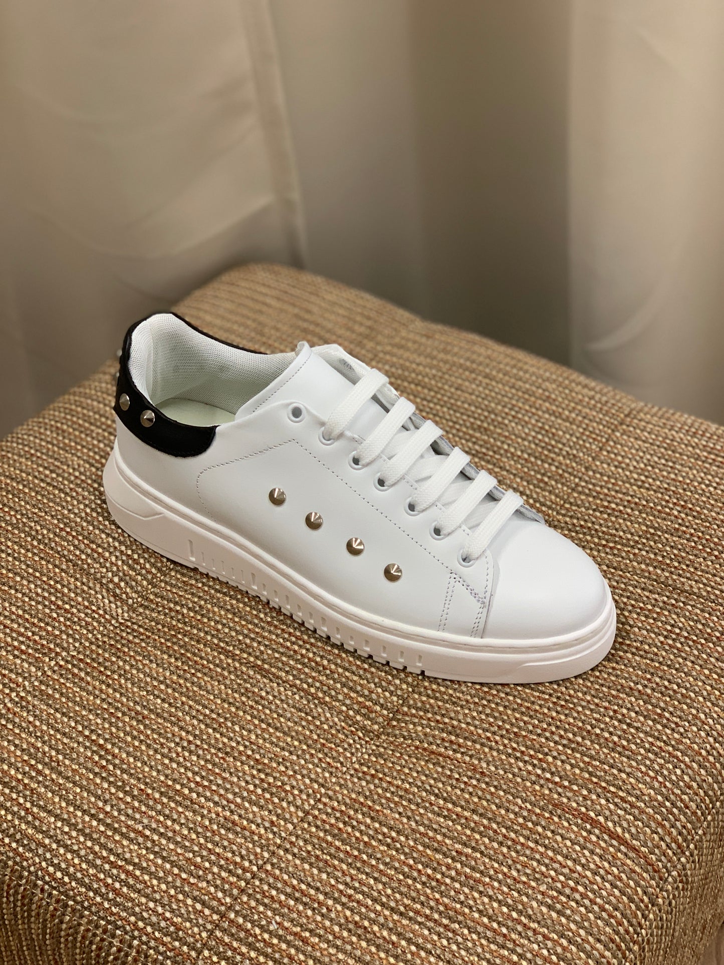 Sneakers Commando con Borchie col. Bianco