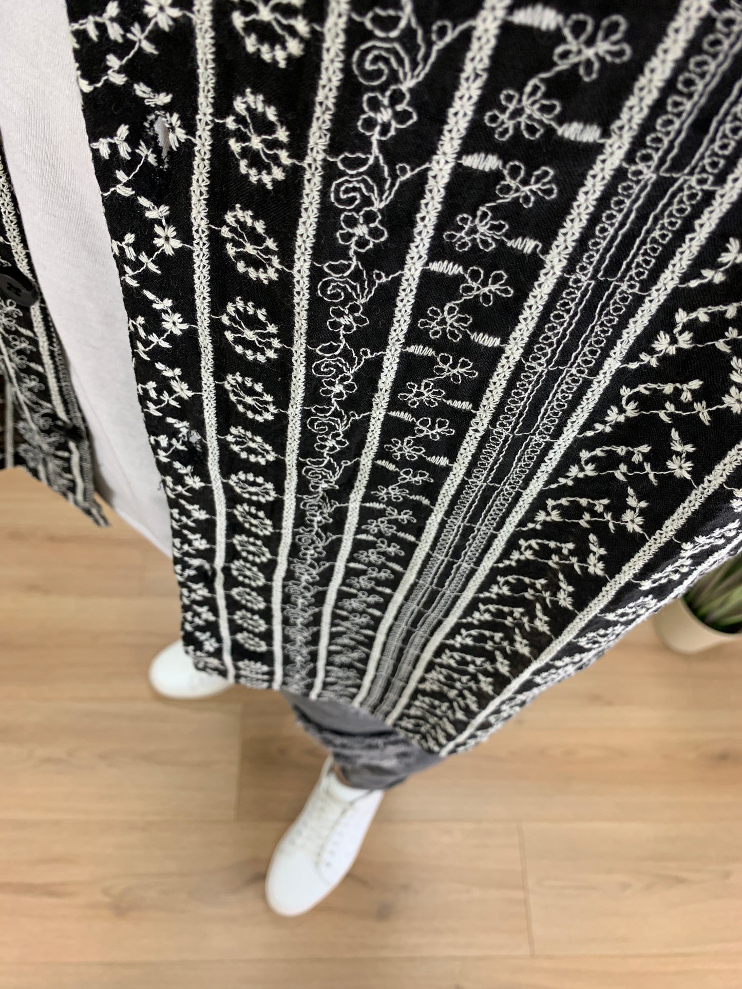 Camicia Ravenna con Ricami su Riga col. Nero