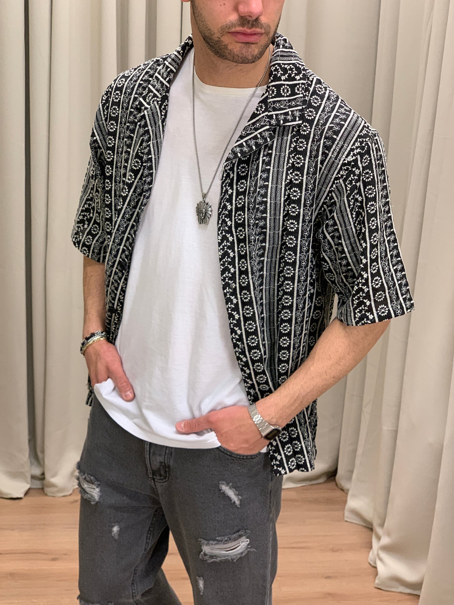 Camicia Ravenna con Ricami su Riga col. Nero