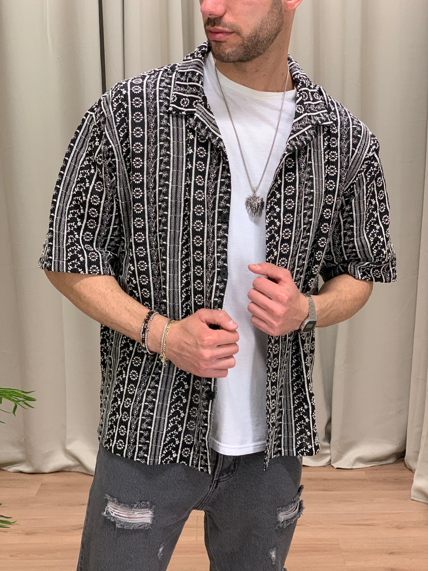 Camicia Ravenna con Ricami su Riga col. Nero