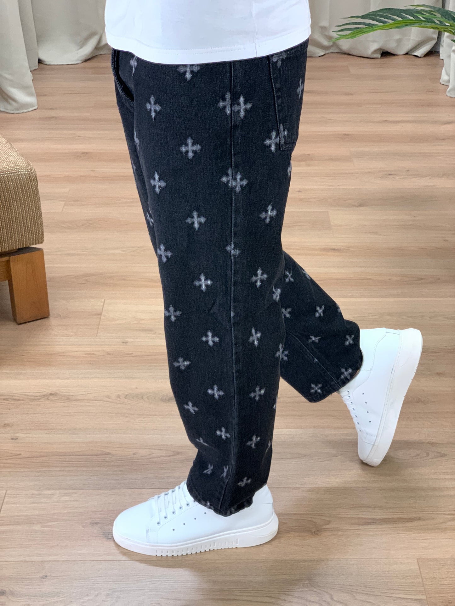 Jeans con Abrasioni a Croce Oversize col. Nero