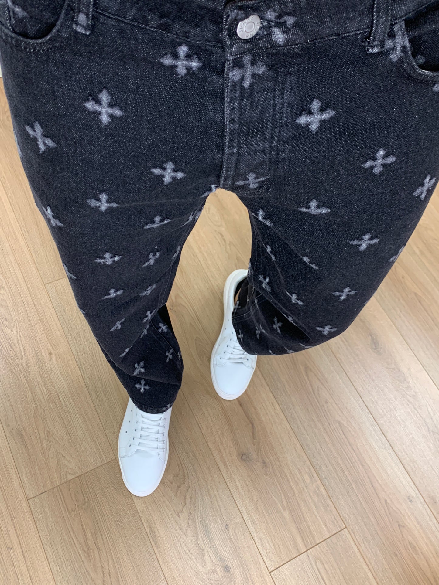 Jeans con Abrasioni a Croce Oversize col. Nero