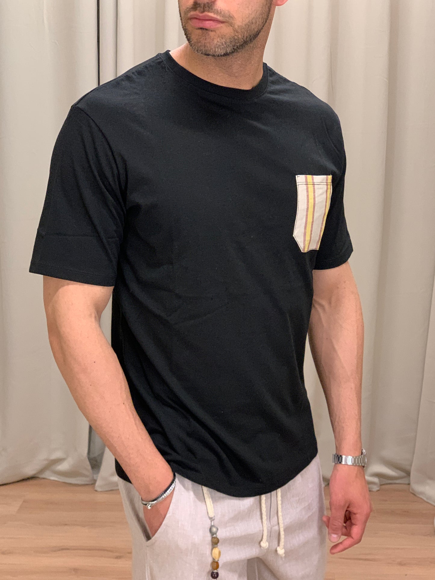 T-shirt con taschino a righe col. Nero