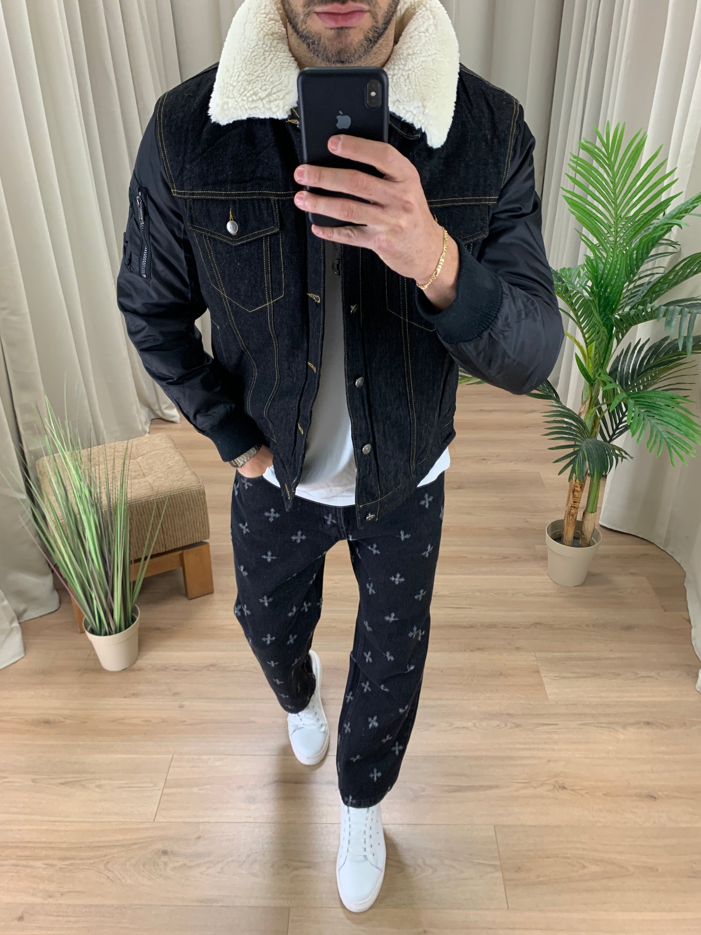 Jeans con Abrasioni a Croce Oversize col. Nero