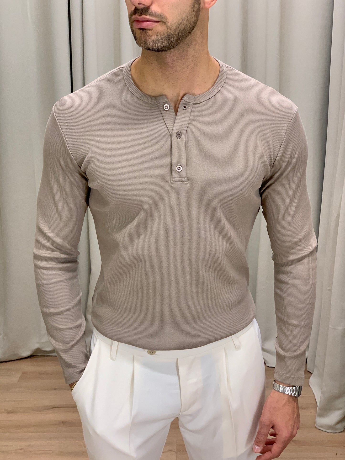 Maglia scollo Serafino con micro Costine col. Tortora