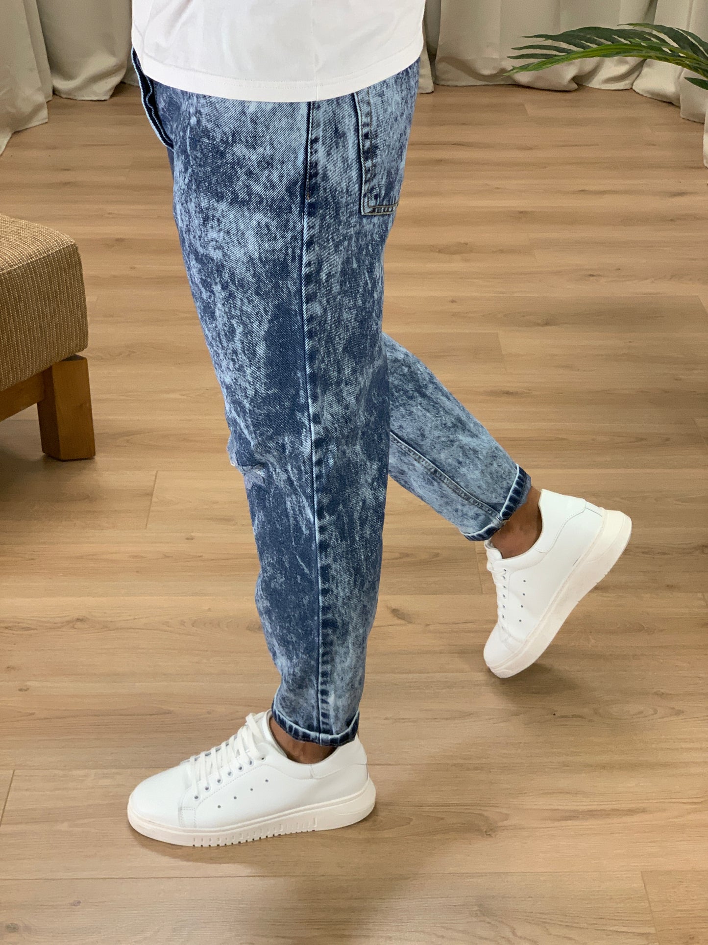 Jeans Var Super Marmorizzato con Tagli al Ginocchio col. Denim