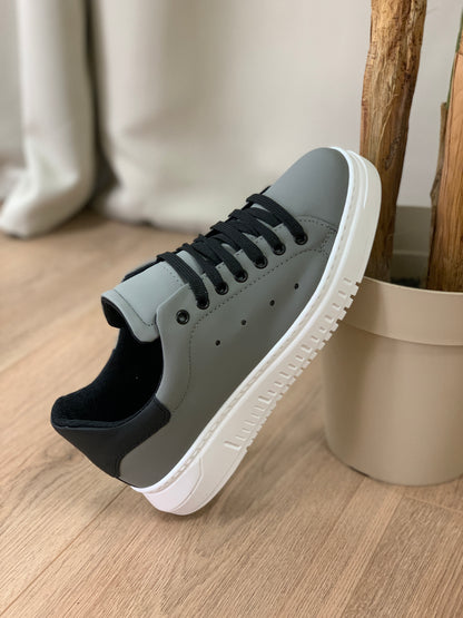 Sneakers in vera pelle fondo marines col. Grigio