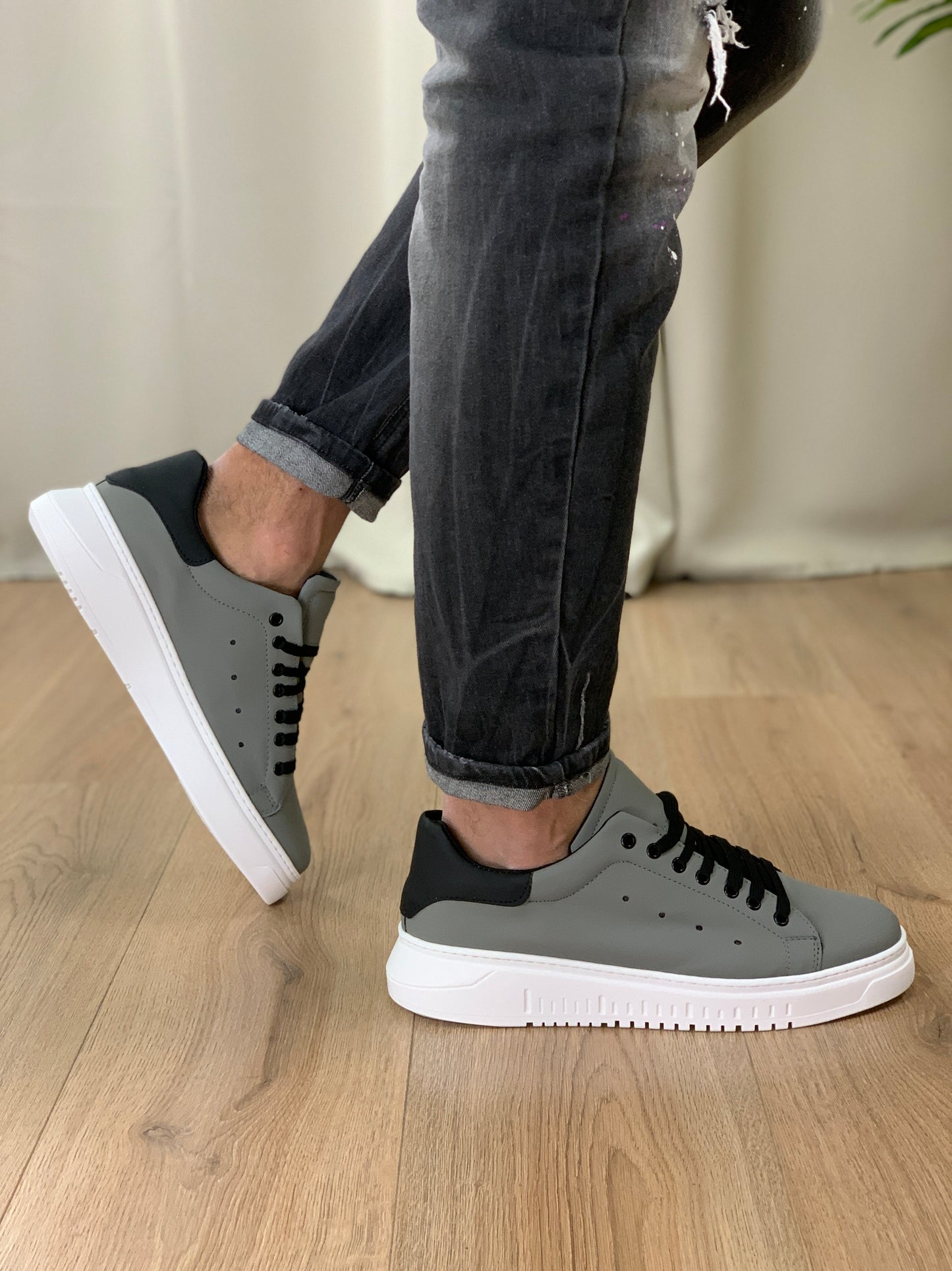 Sneakers in vera pelle fondo marines col. Grigio