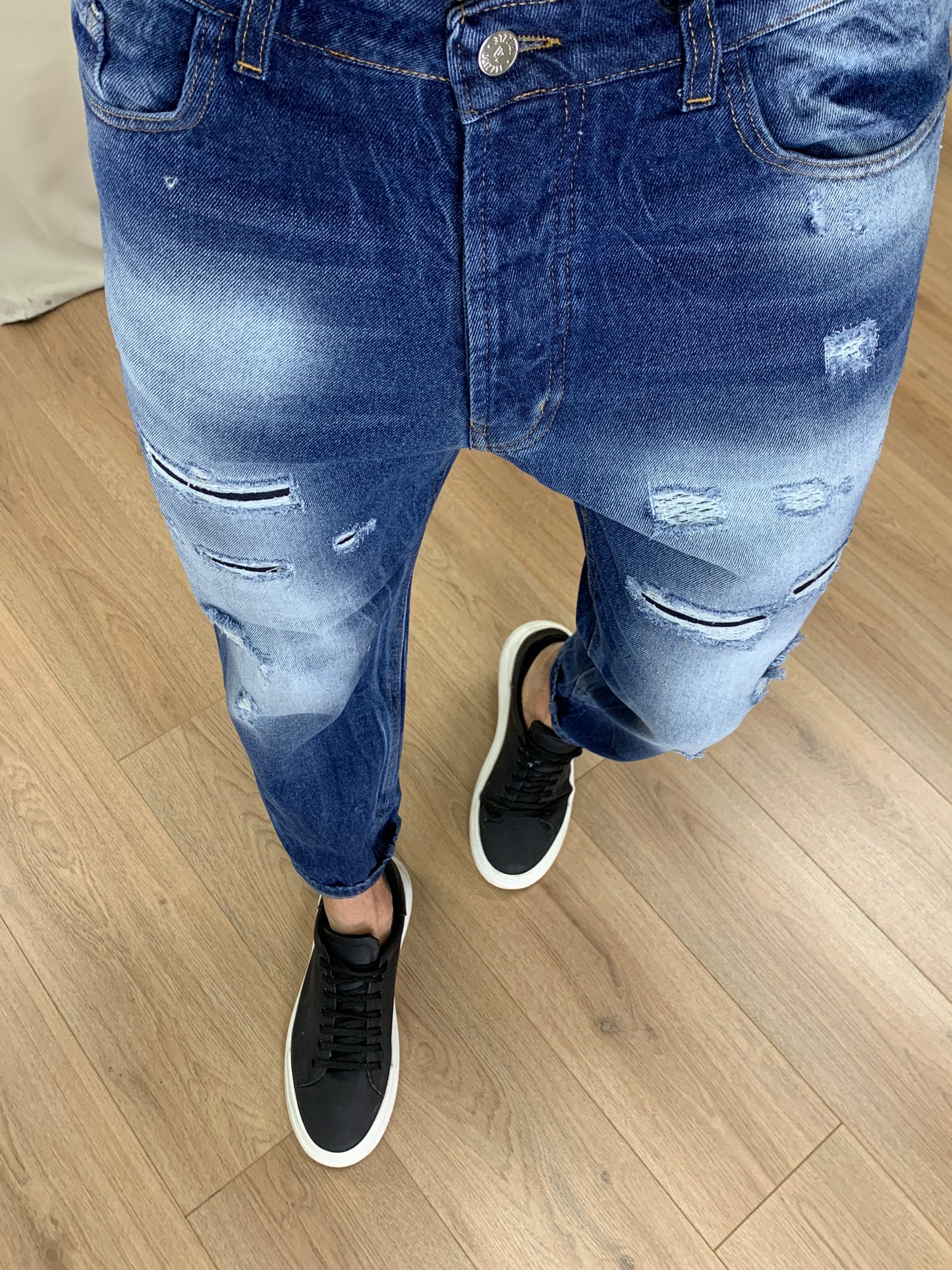 Jeans Valente con Abrasioni e Rotture Ricoperte col. Denim
