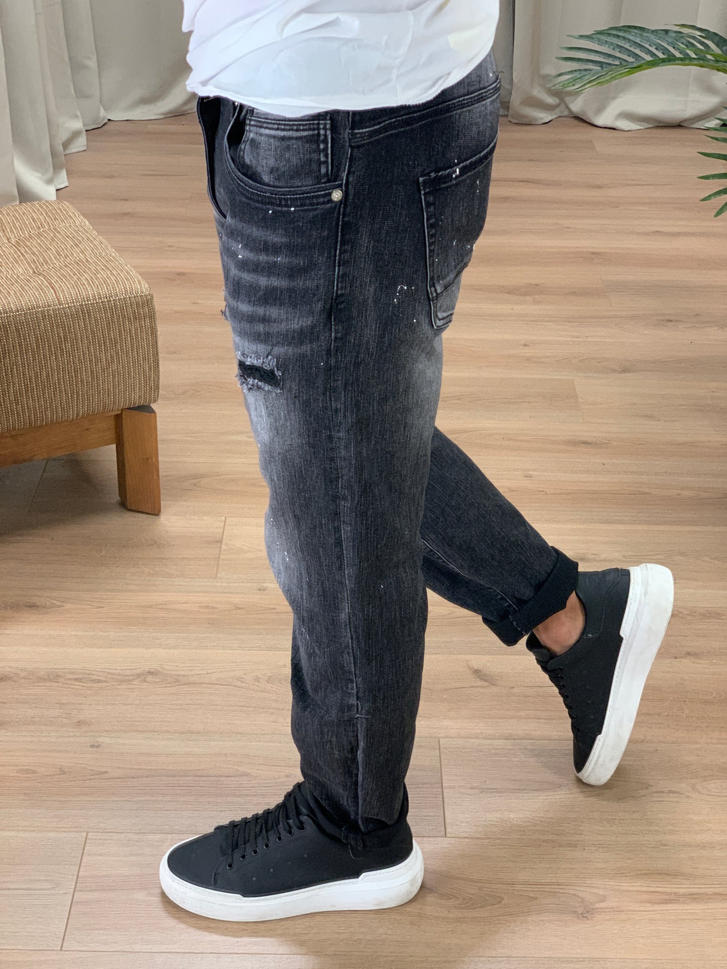 Jeans Blacking con piccole rotture col. Nero