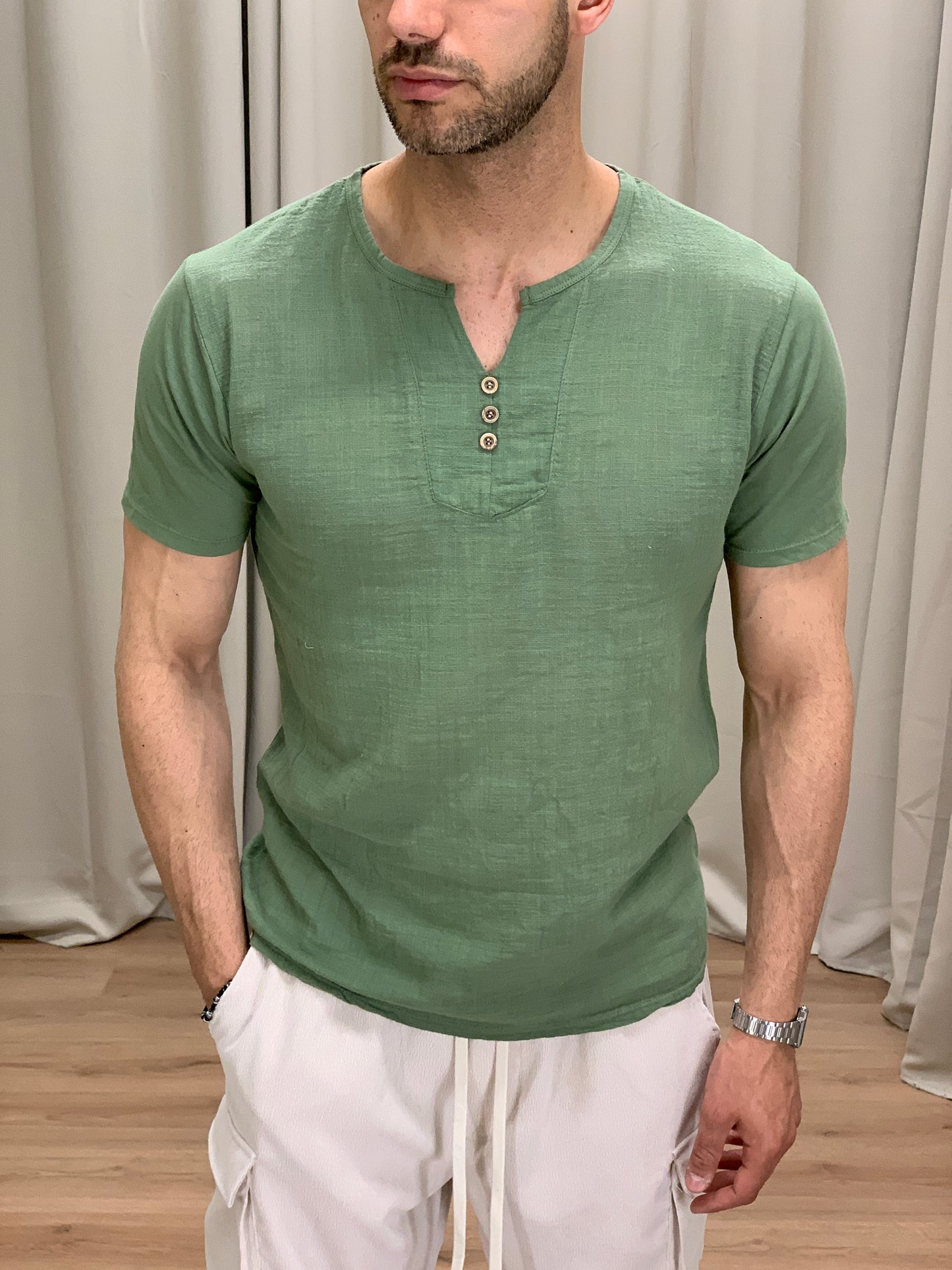 T-shirt Serafino con Bottoni in Legno col. Verde Militare