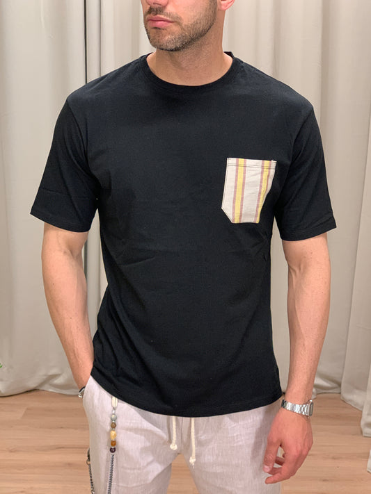 T-shirt con taschino a righe col. Nero