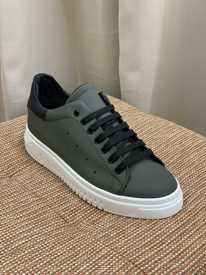 Sneakers in vera pelle col. Verde Militare/Nero