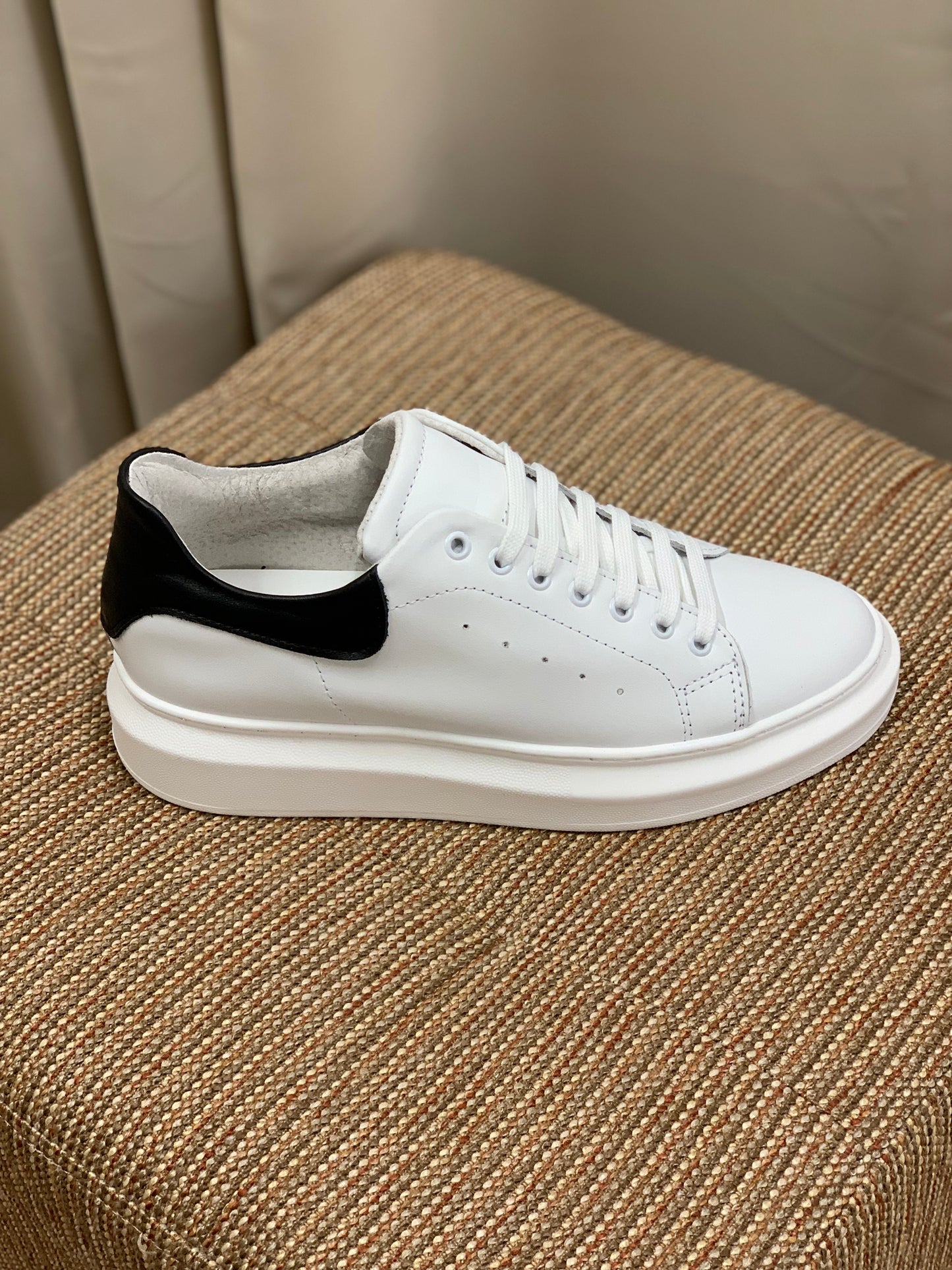 Sneakers con tallone Nero a contrasto col. Bianco