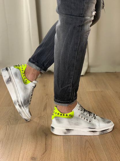 Sneakers Fumè con borchie tallone contrasto col. Verde Acido