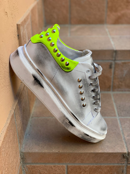 Sneakers Fumè con borchie tallone contrasto col. Verde Acido
