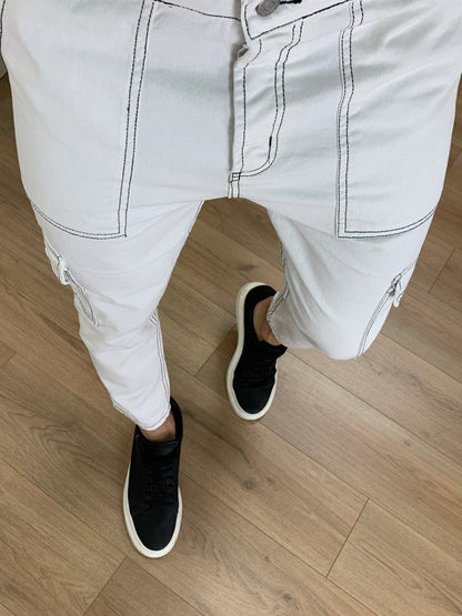 Jeans cargo con cuciture a contrasto col. Bianco