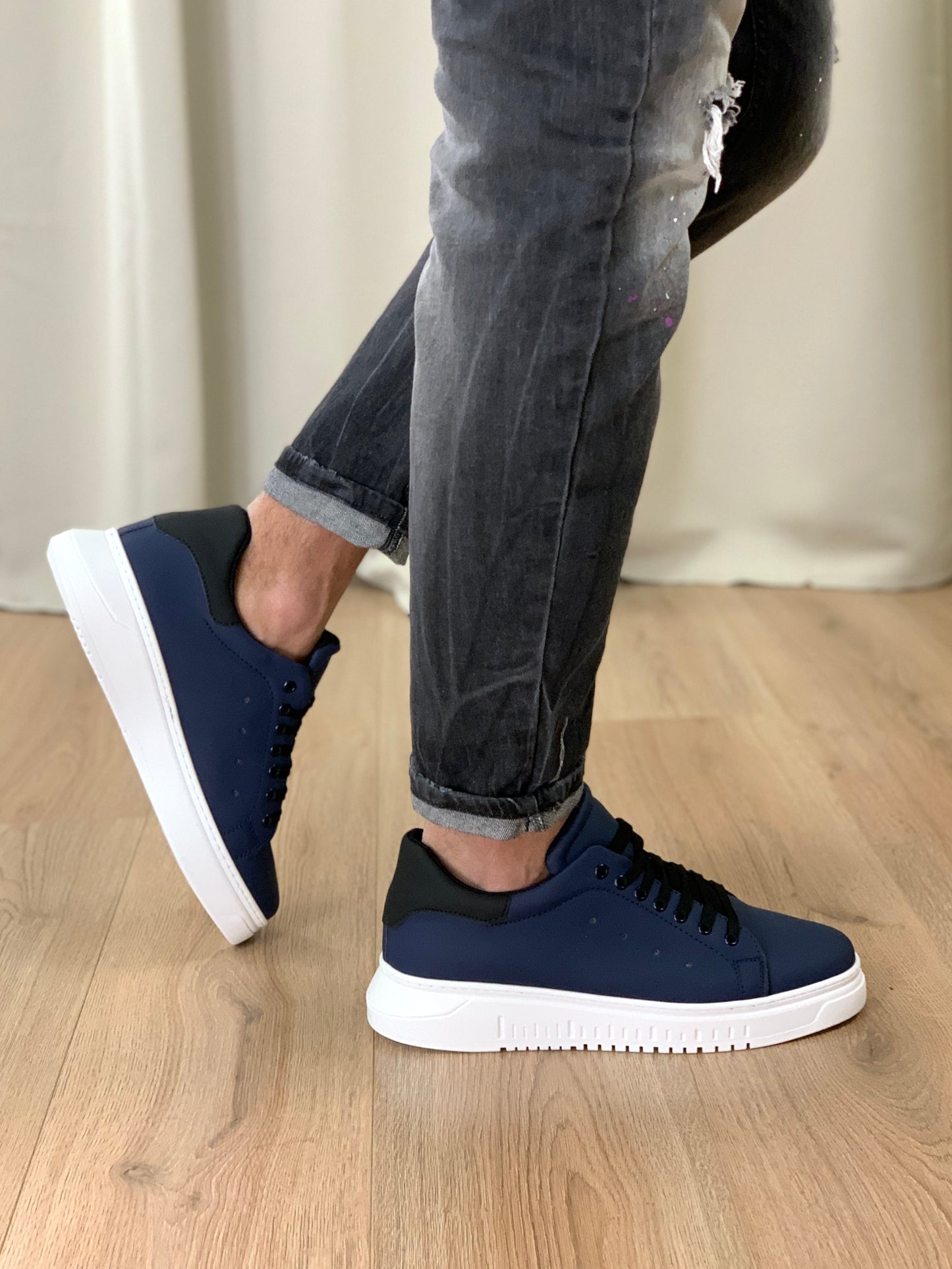 Sneakers in pelle con tallone a contrasto col. Blu